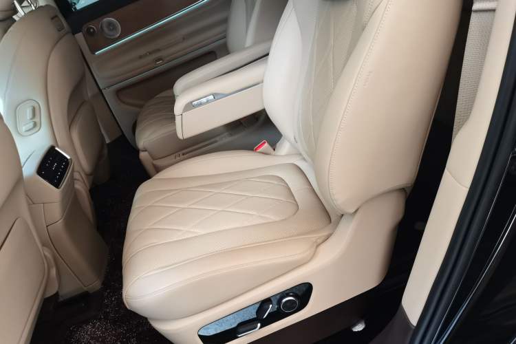 Used Hima AITO M9 2024 Range-Extended Ultra Version 42 kWh 6-Seater Model Left Rear Seat