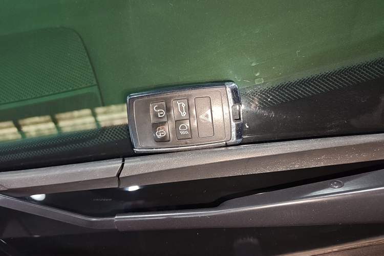 Used Land Rover Discovery Sport 2020 249 PS R-Dynamic Performance Edition Interior 1