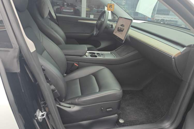 Used Tesla Model Y 2023 Long-Range All-Wheel-Drive Version