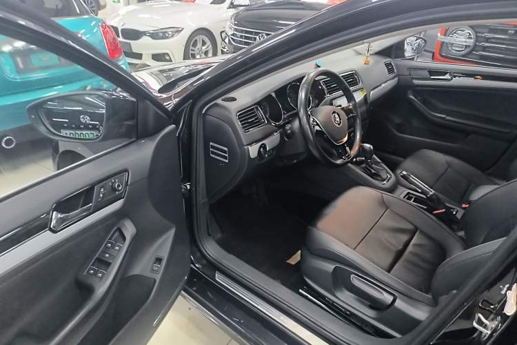 Used Volkswagen Sagitar 2015 230TSI Automatic Comfort Version Driver Seat