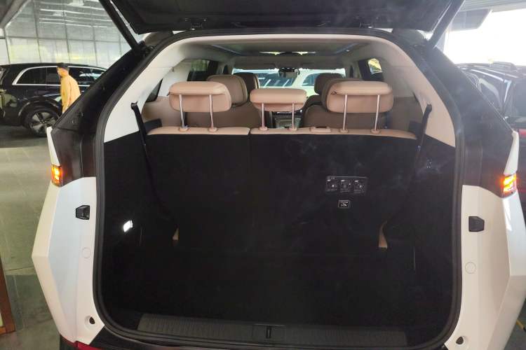 Used XPeng X9 2024 702 Ultra-Long Range Pro
