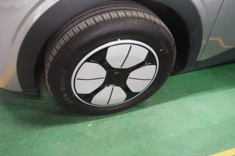 Used Geely Galaxy Geome 2025 310km Youth Edition Left Front Wheel Hub
