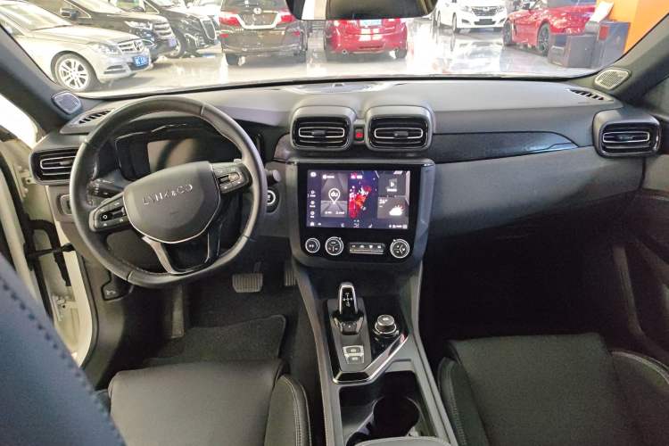 Used Lynk & Co 03 2021 2.0TD Automatic Trendy Champion Edition Center Console