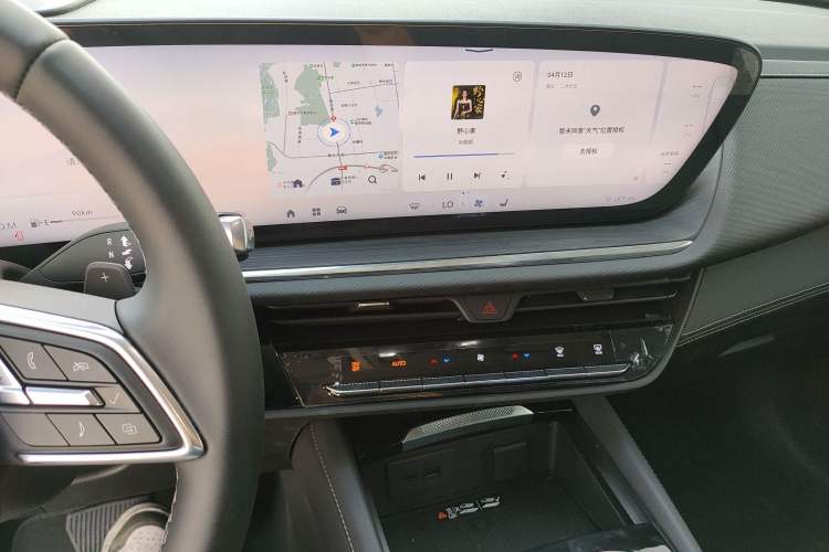 Used Buick Envision 2025 25T Entry-Grade Platinum Edition Audio And AC Panel