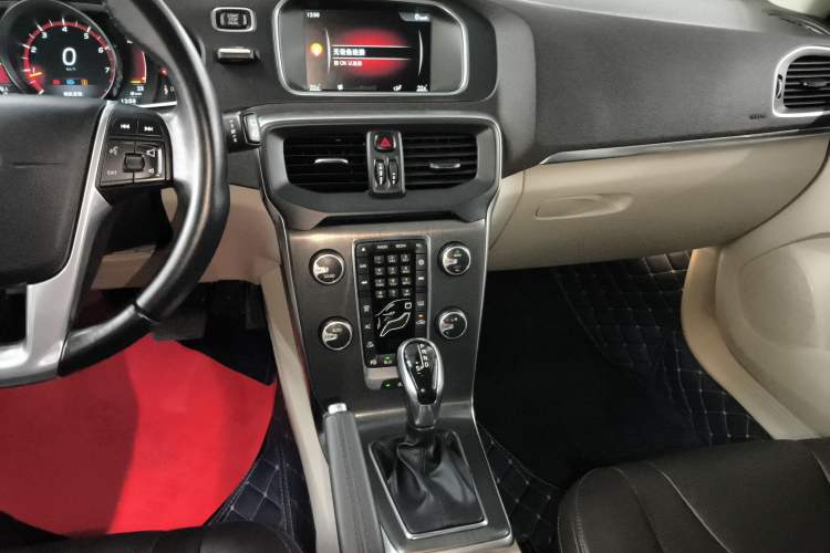 Used Volvo V40 2015 1.6T Zhiya Edition