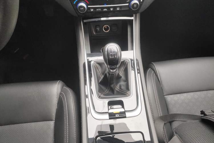 Used Changan Eado 2018 High-Energy Edition 1.6L GDI Manual Pioneer Model China V Standard
