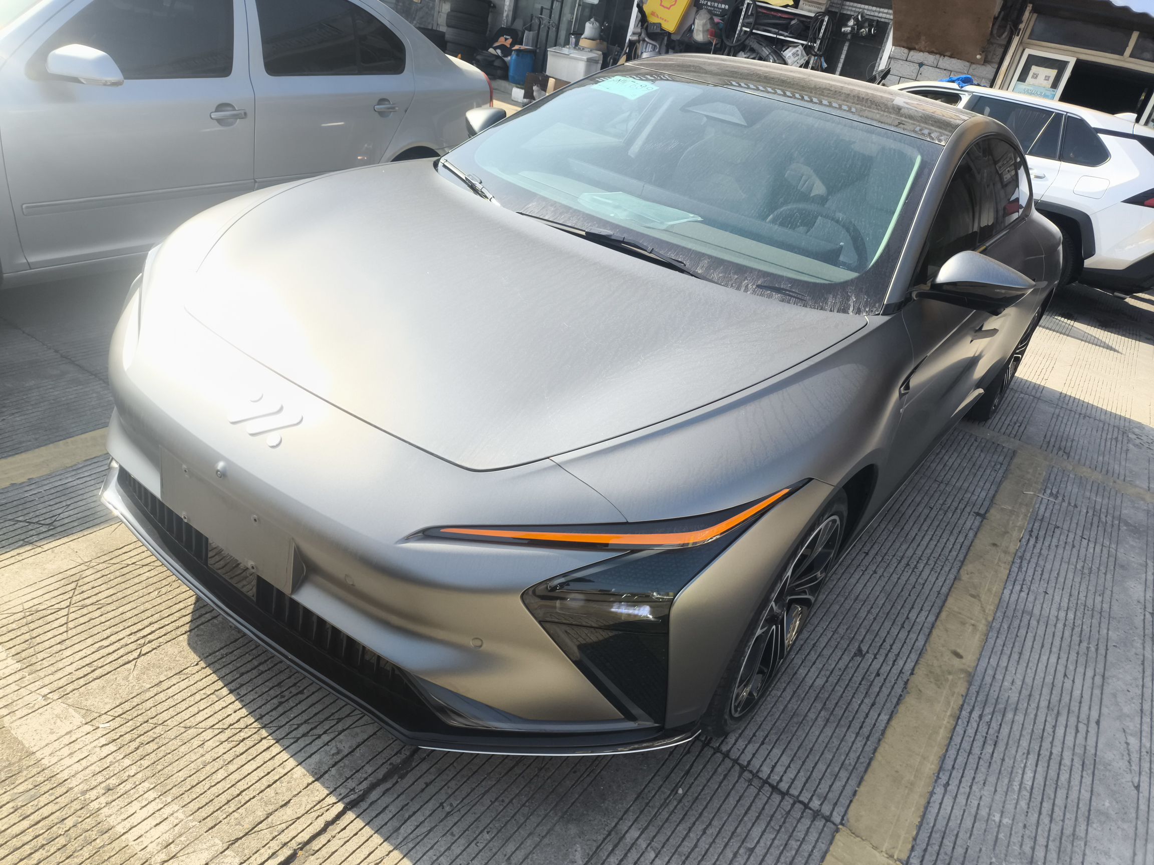 تحت مقدمة السيارة