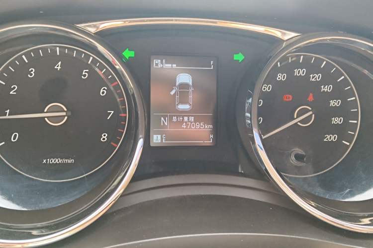 Used Baojun 730 2016 1.8L iAMT Luxury Model 7 Seats Odometer Close Up