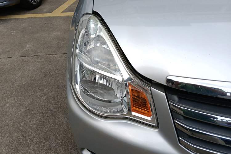 Used Nissan Sylphy 2012 Classic 1.6XE Manual Comfort Edition Right Front Headlight