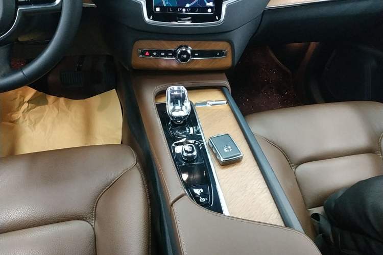 Used Volvo XC90 2023 B5 SmartDrive Luxury Edition 5 Seats Gear Lever