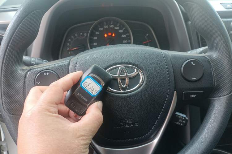 Used Toyota RAV4 2016 2.0L CVT Two-Wheel Drive Fashion Edition China V Standard
