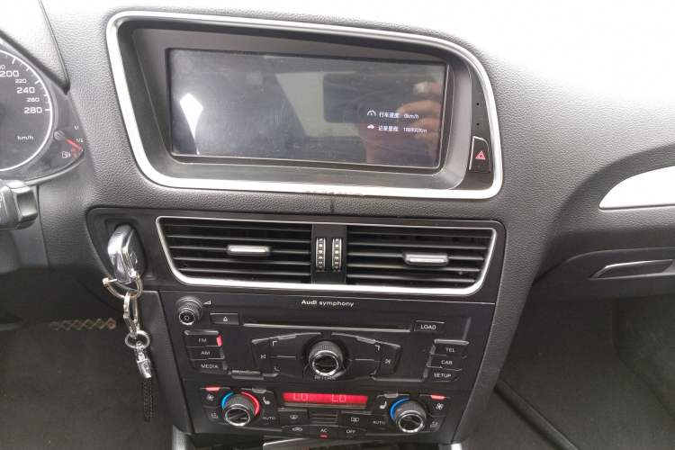 Used Audi Q5 2010 2.0TFSI Technology Edition Audio And AC Panel