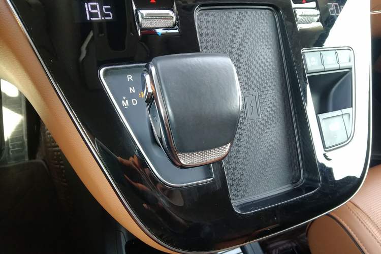 Used Hongqi HQ9 2023 2.0T Smart Connect Flagship Edition Gear Lever