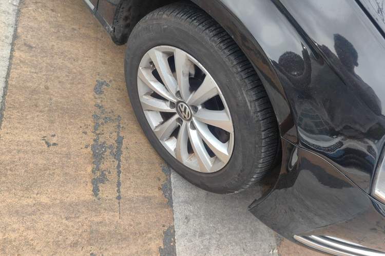 Used Volkswagen Magotan 2012 Revised 1.8TSI Luxury Version Right Front Wheel Hub