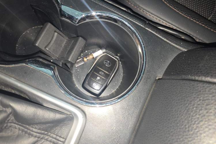 Used Toyota Highlander 2018 2.0T Four-Wheel Drive Prestige Version 7 Seats China VI Standard Vehicle Key