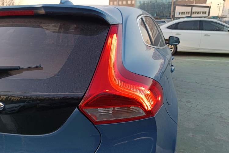 Used Volvo V40 2015 1.6T Zhiya Edition
