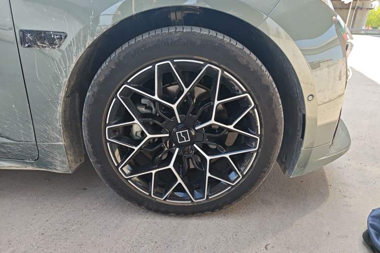 Used Zeekr 001 2024 WE Edition 95 kWh All-Wheel Drive Right Front Wheel Hub