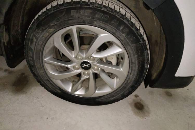 Used Hyundai Tucson 2015 1.6T Dual-Clutch Two-Wheel-Drive Smart Model Right Front Wheel Hub