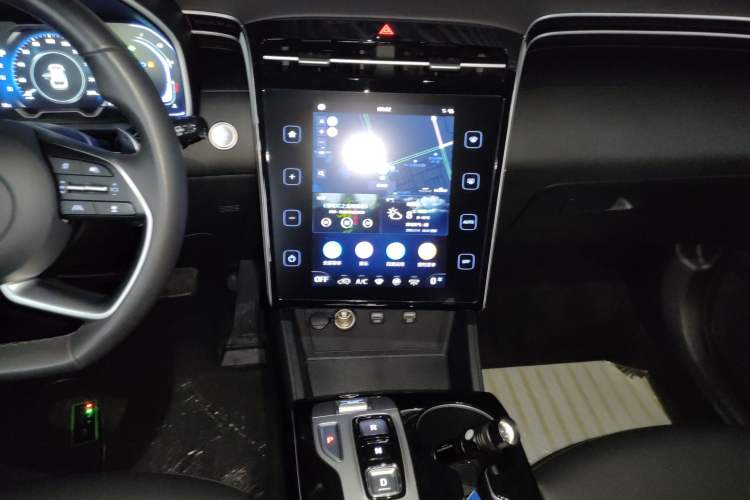 Used Hyundai Tucson 2023 Tucson L 1.5T Automatic Two-Wheel Drive DLX Luxury Edition Audio And AC Panel