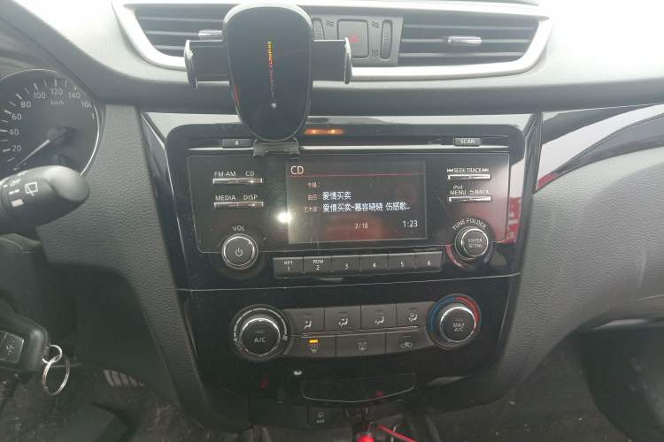 Used Nissan Qashqai 2016 2.0L CVT Elite Edition Audio And AC Panel