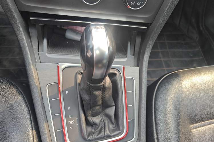 Used Volkswagen Golf 2016 230TSI Automatic Comfort Version Gear Lever