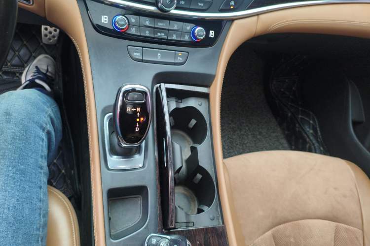 Used Buick LaCrosse 2016 20T Elite Edition Gear Lever