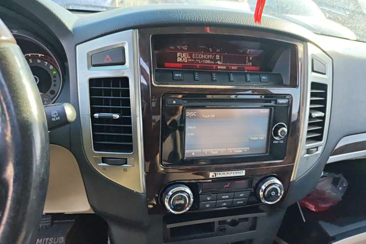 Used Mitsubishi Pajero  Audio And AC Panel