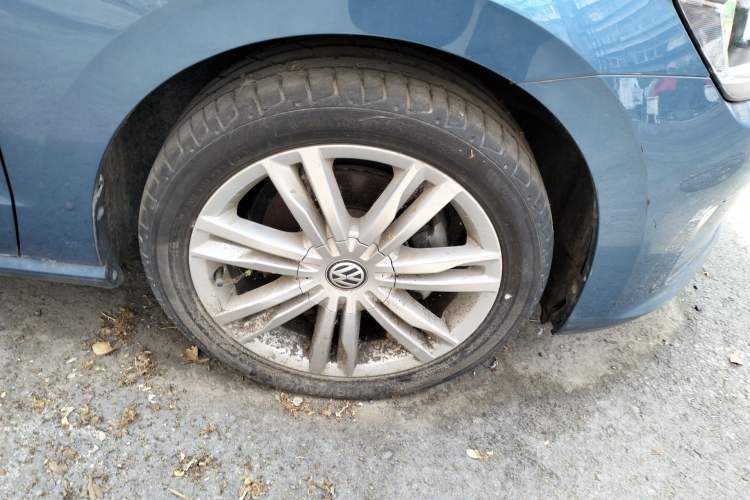 Used Volkswagen Golf Sportsvan 2016 230TSI Automatic Luxury Version Right Front Wheel Hub