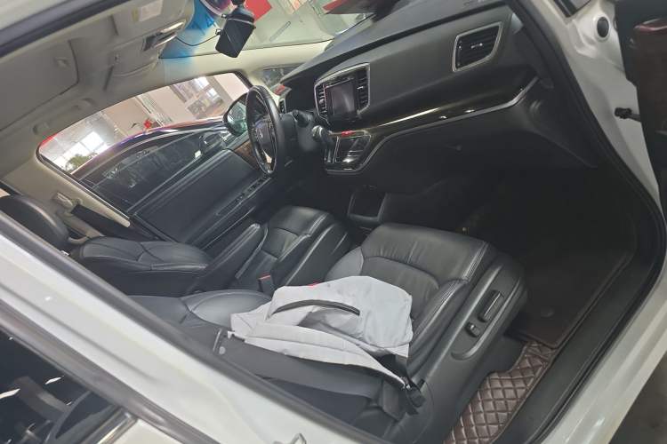 Used Honda Odyssey 2015 Updated Version 2.4L Smart Edition Right Front Seat