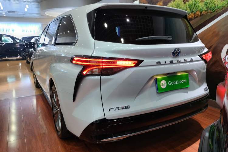 Used Toyota SIENNA 2023 2.5L Hybrid Deluxe Edition