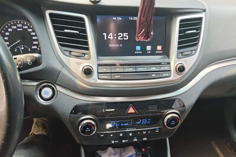 Used Hyundai Tucson 2015 1.6T Dual-Clutch Two-Wheel-Drive Smart Model Audio And AC Panel