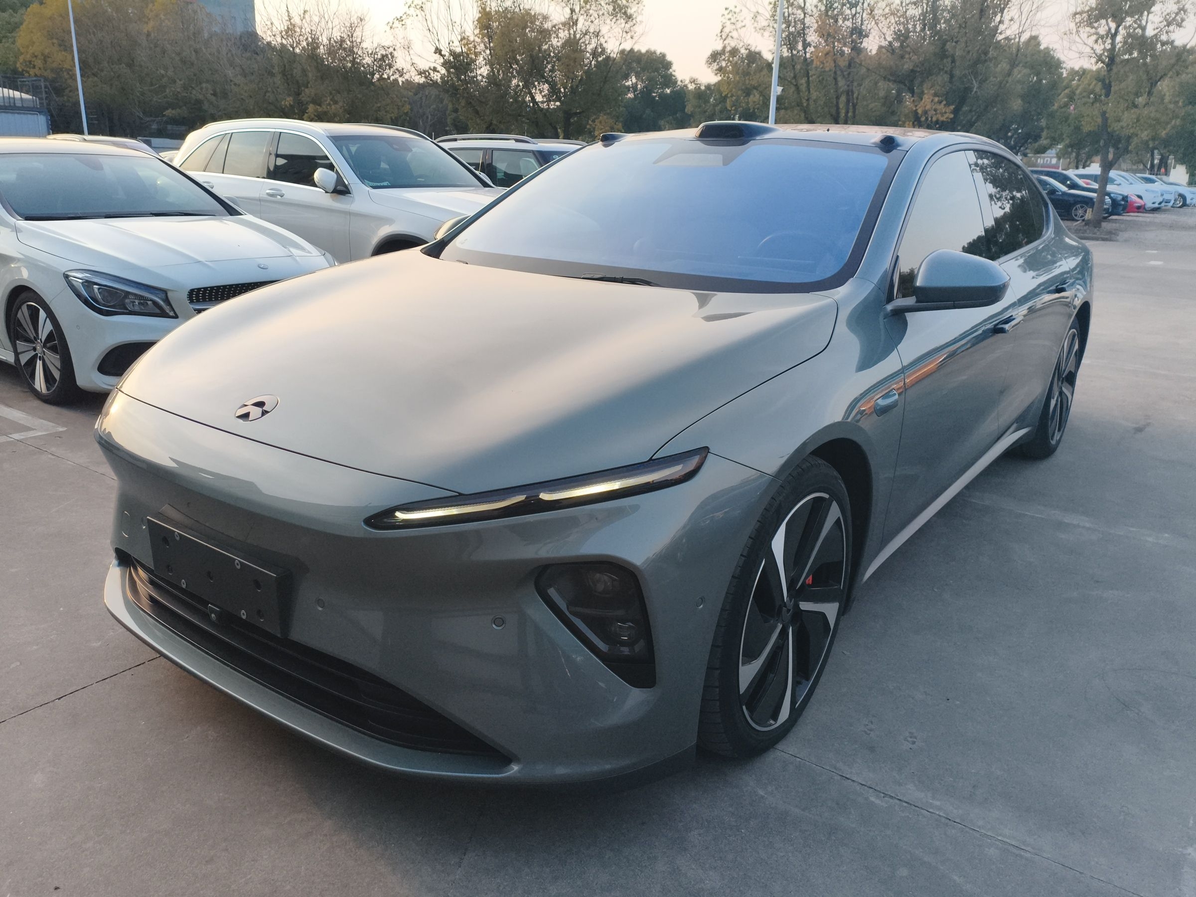 Под передней частью автомобиля