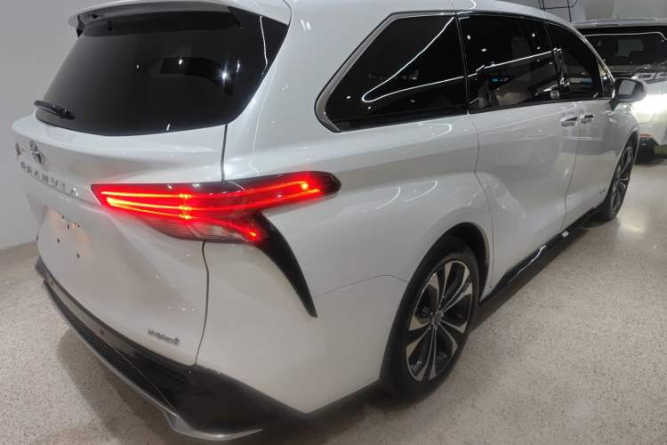 Used Toyota Granvia 2022 2.5L Hybrid Flagship Edition Rear Right 45 Deg