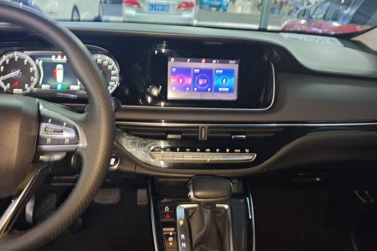 Used GAC Trumpchi M6 2021 270T DCT Luxury Edition (7 Seats) Audio And AC Panel