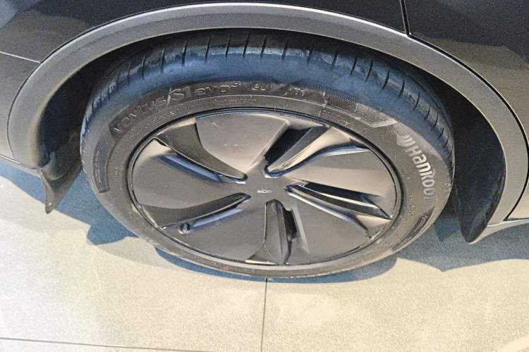 Used Tesla Model Y 2025 Long-Range All-Wheel Drive First Edition