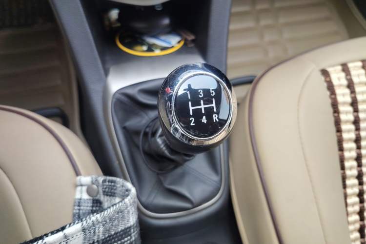 Used Chevrolet Aveo Sonic 2014 Sedan 1.4SL MT Comfort Edition Gear Lever