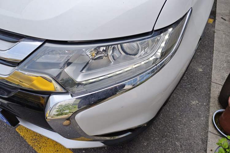 Used Mitsubishi Outlander 2018 2.0L Two-Wheel Drive Glory Edition 5 Seats Left Front Headlight