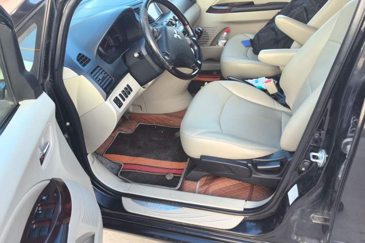 Used Mitsubishi Grandis 2009 2.4 6-Seater Elite Edition Driver Seat