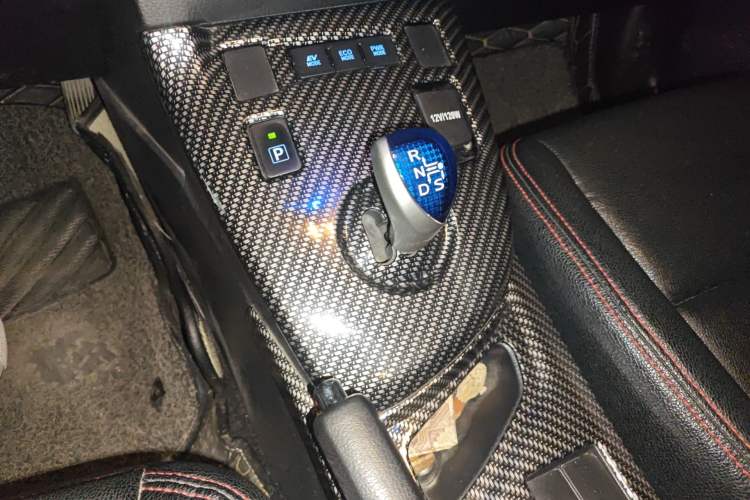 Used Toyota Levin 2016 Dual-Engine 1.8H GS E-CVT Elite Model with Sunroof Gear Lever