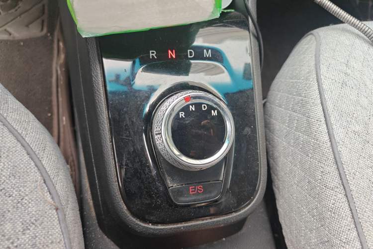 Used Baojun 310 2017 1.5L Automatic Fashion Model Gear Lever