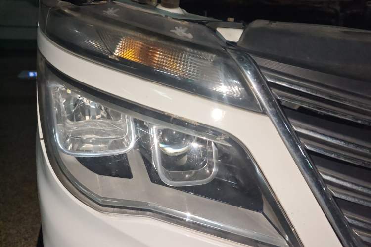 Used FORTHING Lingzhi 2016 M3 1.6L 7-Seater Comfort Model China IV Standard Right Front Headlight