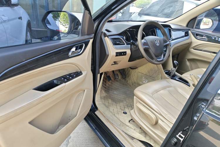 Used Baojun 730 2016 1.5L Manual Comfort Version 7 Seats China V Emission Standard Driver Seat