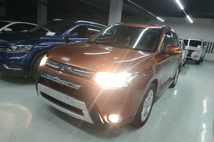 Used Mitsubishi Outlander 2013 2.4L Four-Wheel Drive Luxury Navigation Version 7 Seats