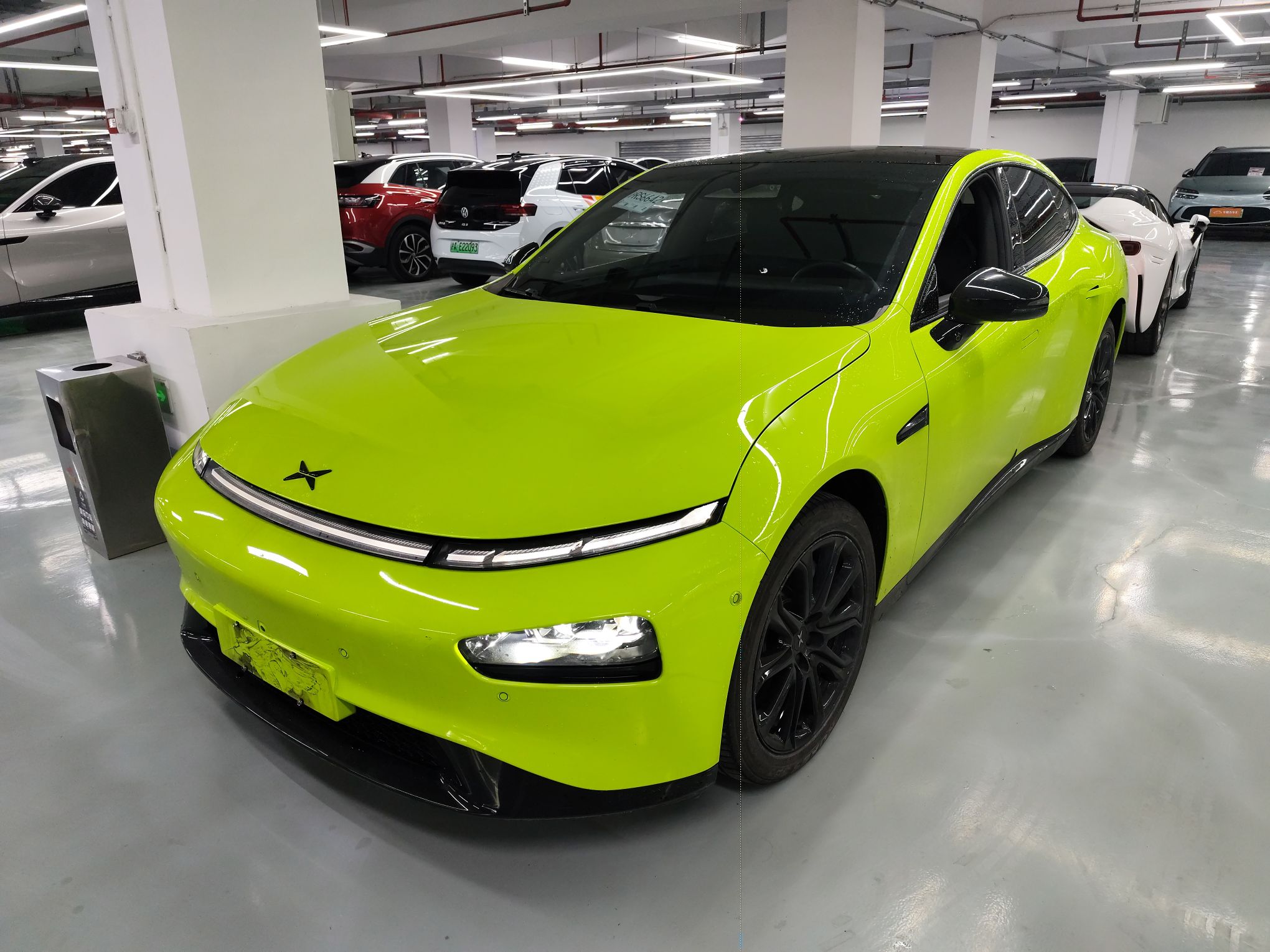 Под передней частью автомобиля