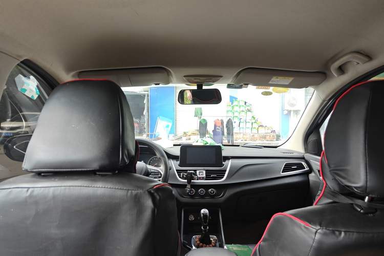 Used Baojun 730 2019 1.5L Manual Fashion Model 7-seater National V
