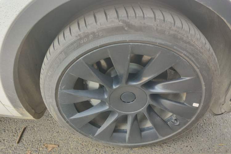 Used Tesla Model Y 2024 Long-Range All-Wheel-Drive Version Right Front Wheel Hub
