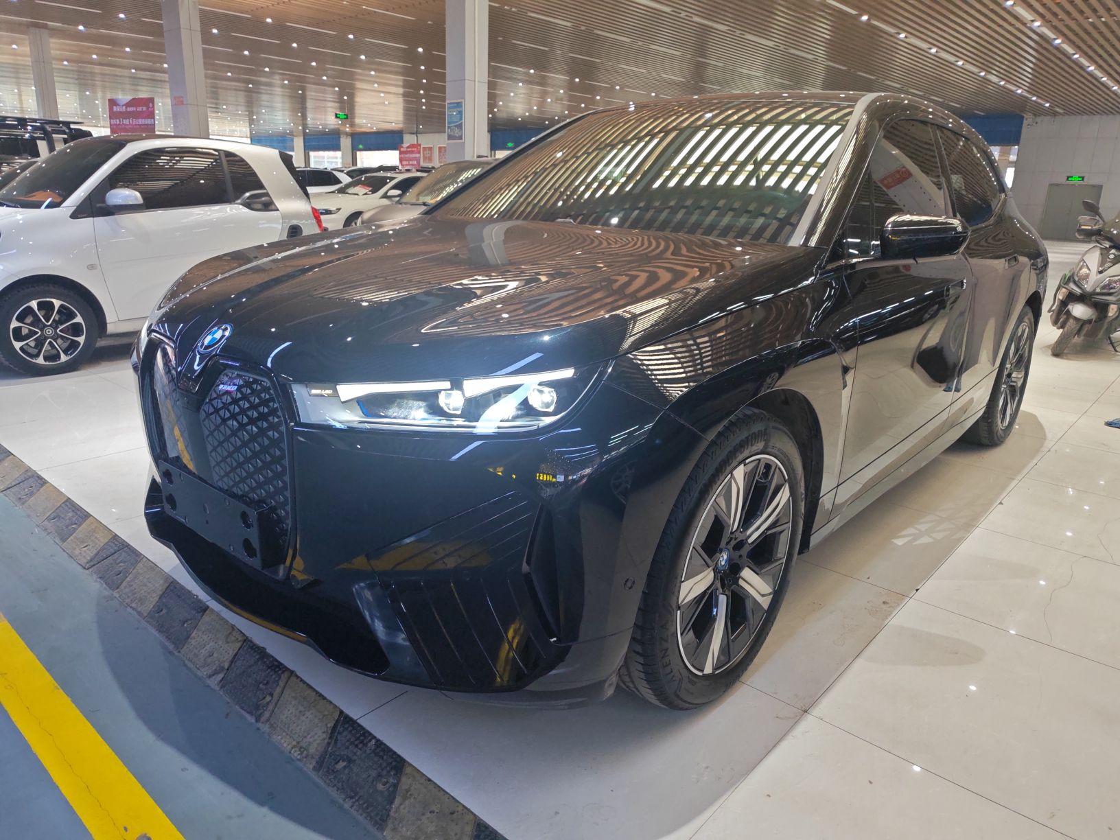 Под передней частью автомобиля