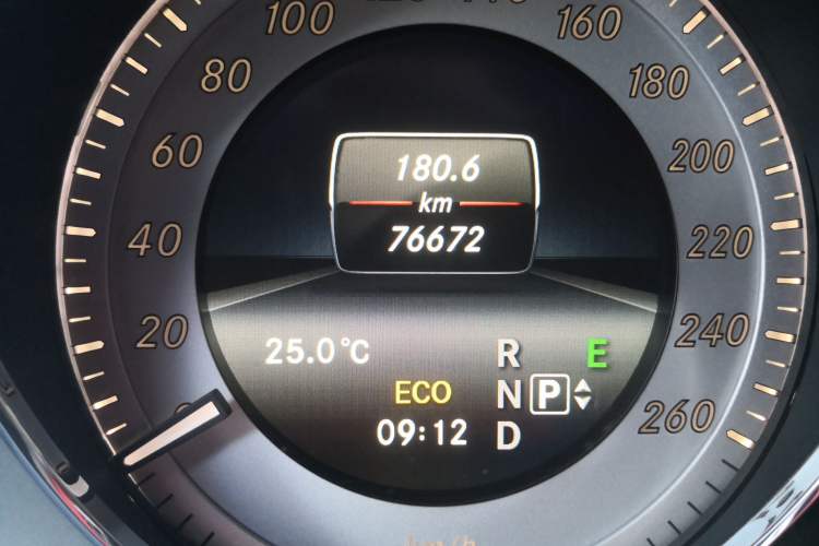 Used Mercedes-Benz GLK-Class 2015 GLK 260 4MATIC Dynamic Edition Ultimate Version Odometer Close Up