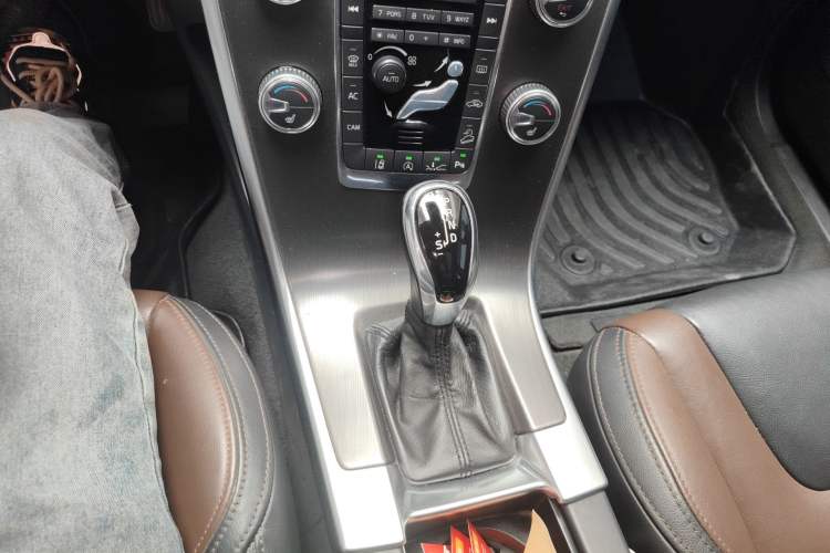 Used Volvo XC60 2015 T5 AWD Smart Drive Edition Gear Lever
