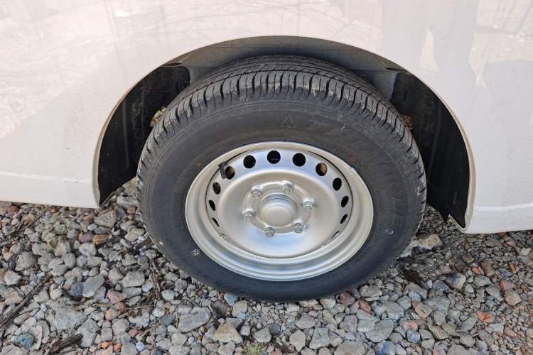 Used Wuling Yangguang 2024 300KM Comfort Version Passenger Van 75kW Exterior 8